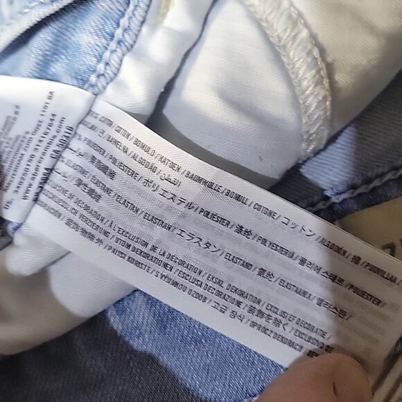 Hollister Short-Short, High Rise Denim Lightwash Jean Shorts, Size 9 - Picture 4 of 8